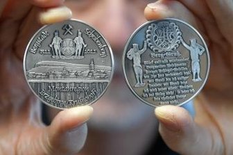 Neue Medaille zur Montanregion - Helmut Herholz von den Freiberger Münzfreunden zeigt die neue Medaille. 
