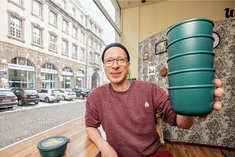 Neue Mehrweg-Pflicht: Plauen präsentiert ungewöhnliche Idee - Vorreiter in Sachen Mehrweg: Michael Weißwange von der Plauener Ursuppe.