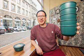 Neue Mehrweg-Pflicht: Stadt präsentiert ungewöhnliche Idee - Vorreiter in Sachen Mehrweg: Michael Weißwange von der Plauener Ursuppe.