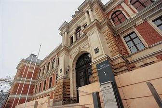 Neue Mitarbeiter eingestellt und Kurzarbeit beantragt: Geschäftsführer stehen in Zwickau wegen Betrugs vor Gericht - Das Landgericht in Zwickau. Hier hoffen zwei Geschäftsführer auf einen Freispruch im Berufungsverfahren wegen gemeinschaftlichen Betrugs. 