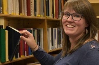 Neue Möbel für die Bibliothek - Johanna Kürschner aus Wildenfels in der Stadtbibliothek in Hartenstein. 