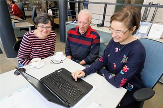 Neue Möglichkeiten und viele Fragen: Die "Freie Presse" Freiberg präsentiert Lesern ihr Online-Angebot - Das praktische Beispiel ist am besten. Die Mitarbeiter der Geschäftsstelle Freiberg zeigen den Besuchern die Möglichkeiten des Online-Angebots. 
