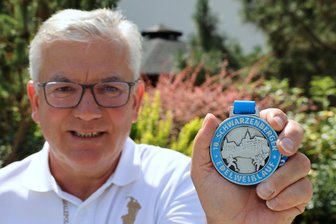 Neue Motivation für den Start: Edelweißlauf in Schwarzenberg nun mit eigener Medaille - Steffen Großer, 1. Vorsitzender des Läuferbundes, zeigt stolz die neuen Medaillen der Laufaktion.