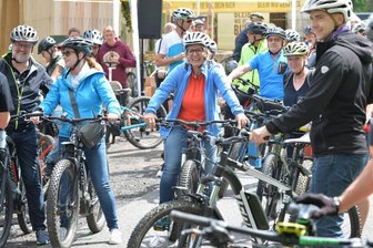 Neue Mountainbike-Erlebnisroute "Blockline" im Osterzgebirge eröffnet - Sachsens Tourismusministerin Barbara Klepsch (CDU) (Mitte) hat am Freitag im Urlauberort Holzhau im Kreis Mittelsachsen zusammen mit Bürgermeistern und Vertretern von Tourismusverband und Landkreis Mittelsachsen die neue Mountainbikeroute Blockline eröffnet.