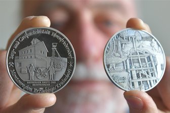 Neue Münze wird in Freiberg präsentiert - Helmut Herholz von den Freiberger Münzfreunden präsentiert die Nr. 10 der Reihe „Montanregion - Ehrenfriedersdorf“ in Silber. Sie wird zur Münzbörse im Freiberger Tivoli zu erwerben sein.
