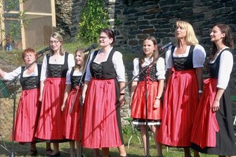 Neue Musikreihe belebt sanierte Burgruine Elsterberg - Die Grünbacher Folkloristen um Erika Reuther (links) gaben am Samstag auf der Burgruine Elsterberg ein Konzert.