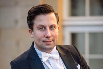 Neue Nähe: Dirigent Benjamin Reiners lässt seiner Schumann-Philharmonie von Zuhörern auf die Finger schauen - Zeigt Gesicht: Benjamin Reiners, der Generalmusikdirektor der Robert-Schumann-Philharmonie.