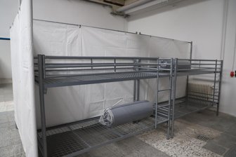 Neue Notunterkunft für Ukrainer im Erzgebirge geht in Betrieb - Blick ins Innere des neuen Notquartiers für Ukrainer, das in Bad Schlema entstanden ist.