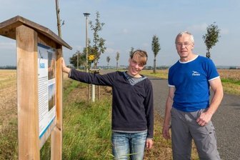 Neue Obstbäume sollen gedeihen - Antje Heinemann und René Ziegenhagen von der Nabu-Gruppe Topfseifersdorf bei Städten, wo weitere Obstbäume gedeihen sollen. 