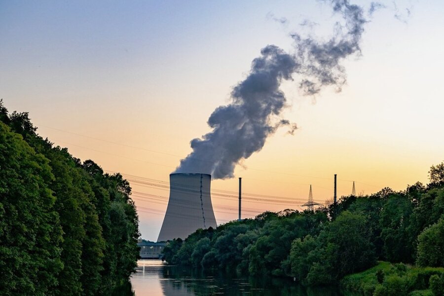 Neue Offenheit in Atomfrage sorgt für Unruhe bei Grünen - Wasserdampf steigt aus dem Kühlturm des Atomkraftwerks Isar 2. Ein Weiterbetrieb von AKWs wird sogar bei den Grünen nicht mehr pauschal ausgeschlossen. 