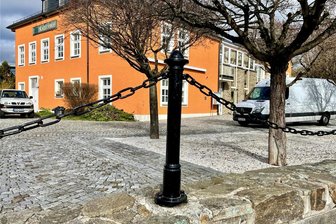 Neue Ortsmitte für Markersbach: Noch ist Geduld gefragt - Diese Poller und Ketten sollen verschwinden, die Mauer künftig als Sitzgelegenheit genutzt werden. Doch das ist nur ein winziger Teil der Umgestaltung rund um den Kaiserhof.