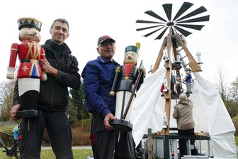 Neue Ortspyramide von Schlößchen erweckt Urgesteine zu neuem Leben - Die Installation der alten Figuren auf der neuen Pyramide war für Ronny Mauersberger (links), Manfred Melzer und die weiteren Helfer der letzte Schritt eines langen Arbeitsprozesses.