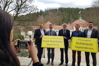 Neue Ortstafeln für Schöneck und Bad Elster: Titel Erholungsort sowie Mineral- und Moorheilbad jetzt prominent platziert - Innenminister Armin Schuster (CDU/Mitte) übergab den Verantwortlichen aus der Region symbolisch die neuen Ortstafeln.