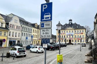 Neue Parkordnung und höhere Gebühren in Hainichen in Kraft: „Es wird keine Kulanz geben“ - Die kostenlose Stunde Parken an beiden Seiten des Marktes in Hainichen wird abgeschafft.