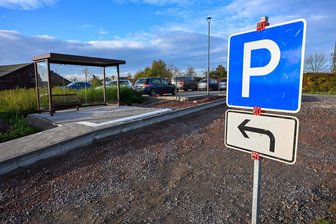 Neue Parkplätze und Bushaltestelle für Bahn-Pendler in Ottendorf - Der Bahnhaltepunkt mit Buswartehäuschen und Vorplatz in Ottendorf.