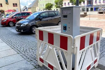 Auf dem Markt in Mittweida stand am Mittwochnachmittag bereits einer der neuen Parkscheinautomaten.