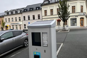 Neue Parkscheinautomaten in Oelsnitz installiert - An der Rosa-Luxemburg-Straße Höhe VR-Bank steht seit kurzem einer der sechs neuen Parkscheinautomaten.