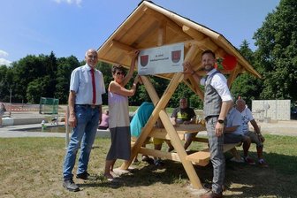 Neue Picknickhütte in Rodewisch erinnert an 30 Jahre Städtepartnerschaft - Die Picknickhütte wurde durch Rodewisch Bürgermeisterin Kerstin Schöniger (Mitte), den 1. Bürgermeister von Gerolzhofen, Thorsten Wozniak (rechts) und Erich Servatius, 2. Bürgermeister, eingeweiht.