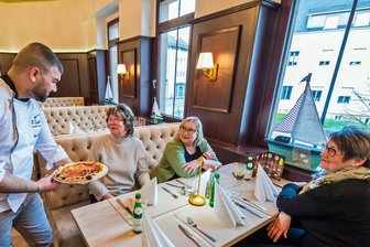 Neue Pizzeria „Il Tempio del Gusto“ in Oelsnitz: Restaurant soll nur der Anfang sein - Die Gäste Silke Puschner, Kathrin Bernsdorf und Angela Illing werden vom Chef Aldo Hoxhaj (v. r.) selbst bedient. Seit Februar ist das italienische Restaurant in Oelsnitz geöffnet.