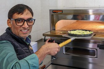 Neue Pizzeria in alter Fleischerei: „Da Robin“ eröffnet in Gersdorf - Inhaber Dilnaj Singh hat sich mit der Pizzeria „Da Robin“ ein zweites Standbein geschaffen.
