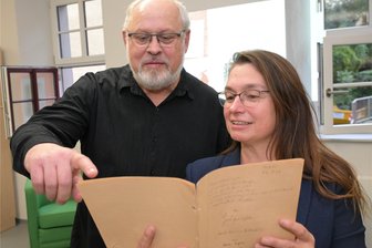 Neue Pläne für Albert-Sixtus-Archiv: Nachlass des Kinderbuchautors kommt als Dauerleihgabe nach Kirchberg - Ulrich Knebel und Anja Roocke sind sich einig: Der Nachlass von Albert Sixtus gehört nach Kirchberg. Diese Woche wurde der Vertrag über das Überlassen der Briefe, Fotos und Manuskripte als Dauerleihgabe unterzeichnet.