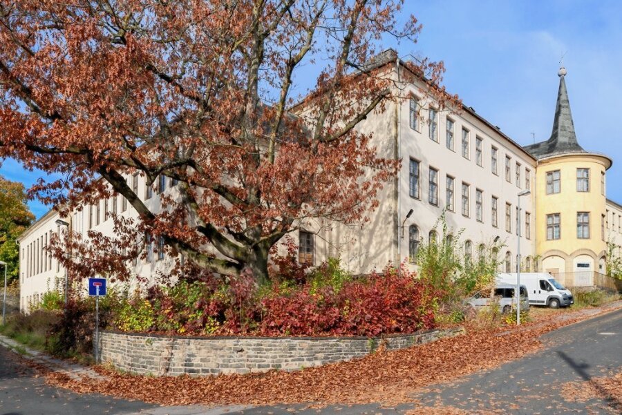 Neue Pläne für alte Schule: Investor plant in Markersdorf Wohnungen - Der Altbau der Schule mit einem abgerundeten Treppenhaus entstand 1882 im heutigen Stadtteil Markersdorf, die Erweiterung wurde 1929 übergeben. 