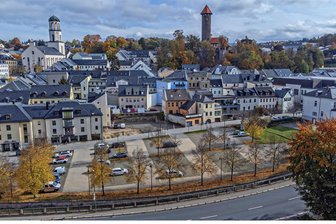 Neue Pläne für Auerbachs Innenstadt: Entsteht an der Talstraße bald ein großer Supermarkt? - Die Stadt Auerbach will den Parkplatz an der Talstraße erneut verkaufen. Ein erster Versuch mit dem Vorhaben, einen Biomarkt zu bauen, war gescheitert.