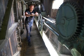 Neue Pläne für das Wasserkraftwerk in Falkenau: „Es war der Lebenstraum meines Vaters“ - Roland Melzer reguliert von Hand den Pegel des Obergrabens, der das Wasserkraftwerk Falkenau antreibt.
