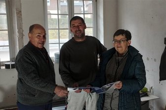 Neue Pläne für die alte Post in Rechenberg-Bienenmühle - Frank Schellig (l.), Andre Siegert vom Trockenbau Neuber Neuhausen sowie Edeltraud Schellig schauen sich im Gebäude um.
