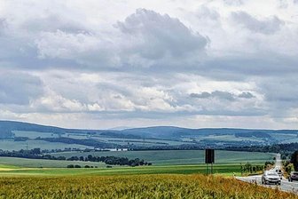Neue Pläne für Windpark im Erzgebirge - Am Autobahnzubringer nach Zwönitz könnten die neuen Windkraftanlagen entstehen.