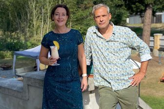 Neue Pläne in der Villa Lebensgrund Mylau: Was die Grasnicks jetzt vorhaben - Jan und Sara Grasnick vor ihrer Villa Lebensgrund in Mylau. Das Ehepaar öffnet das Haus seit geraumer Zeit für Veranstaltungen. Bald dürfte noch mehr Leben in die nahe der Göltzschtalbrücke stehende Villa einziehen.