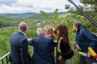 Neue Plattform bietet Blick auf Wismut-Erbe - Sachsens Kultur- und Tourismusministerin Barbara Klepsch (CDU) gehörte zu den ersten Besuchern der neuen Aussichtsplattform am Uranbergbauschacht 371 in Hartenstein.