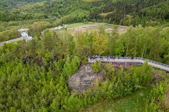 Neue Plattform in Sachsen bietet Ausblick auf Bergbau-Folgen - Die ersten Besucher stehen auf der neuen Aussichtsplattform am Schacht 371 des ehemaligen Bergbauunternehmens Wismut AG. Hier und an anderen Stellen in Sachsen und Thüringen wurde nach dem Zweiten Weltkrieg Uran abgebaut.