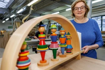 Neue Plattform vermarktet Design aus dem Erzgebirge - Geschäftsführerin Ines Gablenz zeigt einen Teil der Steckfiguren, die in ihrem Unternehmen in Geyer hergestellt werden. Bei der Gablenz GmbH ist nun auch die digitale Plattform Gabolin angesiedelt. 