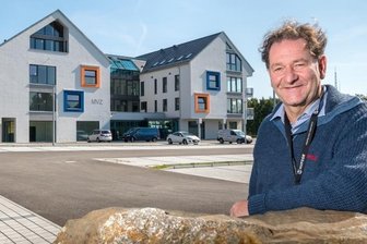 Neue Poliklinik in Marienberg startet mit einer Hausarztpraxis - Jörg Sternkopf hat derzeit alle Hände voll zu tun. Der Geschäftsführer der neuen Poliklinik in der Bergstadt koordiniert nicht nur die abschließenden Arbeiten in dem 15 Millionen Euro teuren Neubau. Zu seinen Aufgaben gehört auch, weitere Ärzte für das MVZ zu finden.