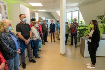Neue Poliklinik in Olbernhau füllt sich langsamer als erhofft - Helle, freundliche Räume: Die fertigen Praxen der Ergotherapie und der Logopädie konnten beim Tag der offenen Tür besichtigt werden. Hier Logopädin Bianka Hehrhold (r.) mit einer Besuchergruppe. 