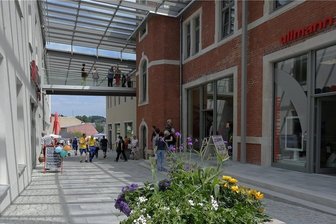 Neue Post-Passage öffnet: Schneeberg erhält neuen Eingang zur Innenstadt - Das alte Postamt von 1895 und der Neubau wurden zu einer modernen Passage verbunden. Neben Geschäften sind dort auch Ärzte, Büros, eine Ergo- und eine Physiotherapie entstanden.