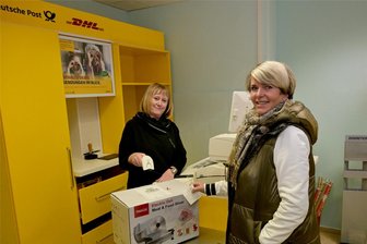 Neue Postfiliale in Stollberg eröffnet - Jana Rößler (l.) hat in der neuen Post-Filiale in Stollberg am Dienstag erste Kundinnen und Kunden empfangen.
