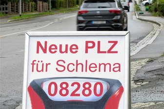 Neue Postleitzahl und Straßennamen: Das ändert sich ab 1. Oktober in Aue-Bad Schlema - Bislang gibt es in Aue und Bad Schlema zwei unterschiedliche Postleitzahlen. Das ändert sich nun. Dieses Schild an der Auer Straße (B 169) in Bad Schlema weist auf die Neuerung hin.