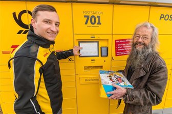 Neue Poststation in Wolkenstein: Vieles klappt schon, doch der Videoassistent streikt - Postmitarbeiter Vincent Ackermann demonstriert Wolkensteins Bürgermeister Wolfram Liebing (von links) die Funktionen der Poststation.