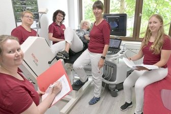 Neue Praxis für Herzpatienten direkt am Busbahnhof - Tina Hagen (mittig am Monitor), hier mit ihrem Team und Patientin Heidi Lengsfeld, hat am Wernerplatz ihre neue Praxis eröffnet. Die Nähe zum Busbahnhof sieht sie als großen Vorteil für Patienten.