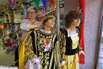 Neue Prinzenpaar-Kostüme zum Jubiläum: Riesenfete des Ro-We-He im Schützenhaus Hohenstein-Ernstthal - Bianca Zanotelli mit den alten Prinzenpaarkostümen. Zu sehen sind diese derzeit bei Spielwaren Bohne.
