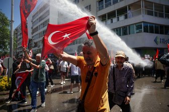 Neue Proteste in der Türkei - Polizei setzt Wasserwerfer ein - Die Polizei versucht, die Demonstranten zurückzudrängen.