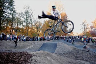 Neue Pumptrack: Adorf baut Freizeitstrecke für Radfans - An der Schlossinsel in Rodewisch gibt es seit Oktober 2021 eine Pumptrack-Anlage. Zur Einweihung kam der in der Szene bekannte Chemnitzer Lukas Knopf.