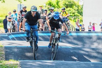 Neue Pumptrack-Anlage in Schwarzenberg eingeweiht: Wo selbst der Stadtchef wieder zum Kind wird - Mit einem „Ritt“ über die neue Pumptrackanlage haben Oberbürgermeister Ruben Gehart (l.) und Cetric Klippel die neue Freizeitanlage am Heideweg eingeweiht und gleich mal getestet.