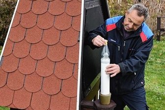 Neue Pyramide in Lichtenwalde dreht sich zum ersten Mal - Rolf Pönicke hat die Ortspyramide aufgebaut und überprüft, ob sie funktioniert. Noch ist das Drehteil in einer Fachwerkbehausung versteckt. 