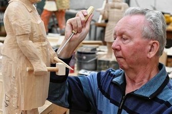 Neue Pyramidenfiguren entstehen in der Volkskunstschule in Oederan -