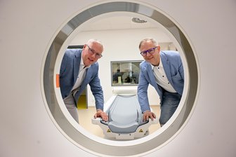 Neue Radiologie in Burgstädt: Wie aus einem ehemaligen Supermarkt eine hochmoderne Praxis wurde - Michael Geyer (l.) und Chris König am neuen CT in ihrer Burgstädter Praxis.
