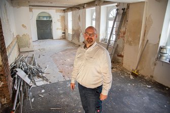 Neue Räume für Bürger und Vereine entstehen: Bad Brambach krempelt Rathaus um - Amtsverweser Torsten Schnurre (FDP) steht im Rathaus Bad Brambach im künftigen Multifunktionsraum, in dem auch die Ratssitzungen abgehalten werden sollen.