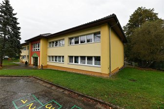 Neue Räume für den Hort in Wechselburg: Bis Herbst 2024 soll alles fertig sein - Der Anbau für den Hort in Wechselburg soll an der rechten Gebäudeseite der Awo-Kita „Buratino“ entstehen.